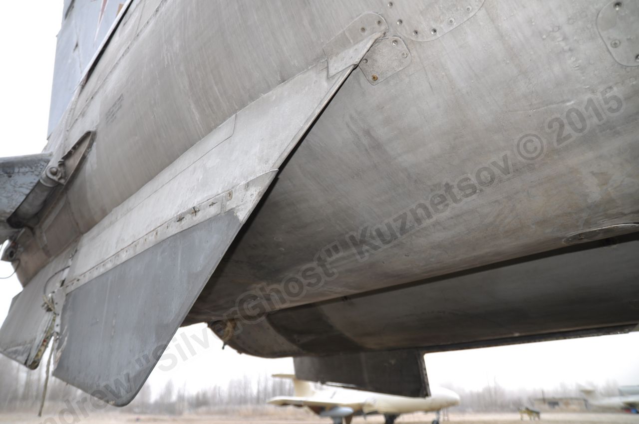 MiG-25PU_undercarriage_0253.jpg