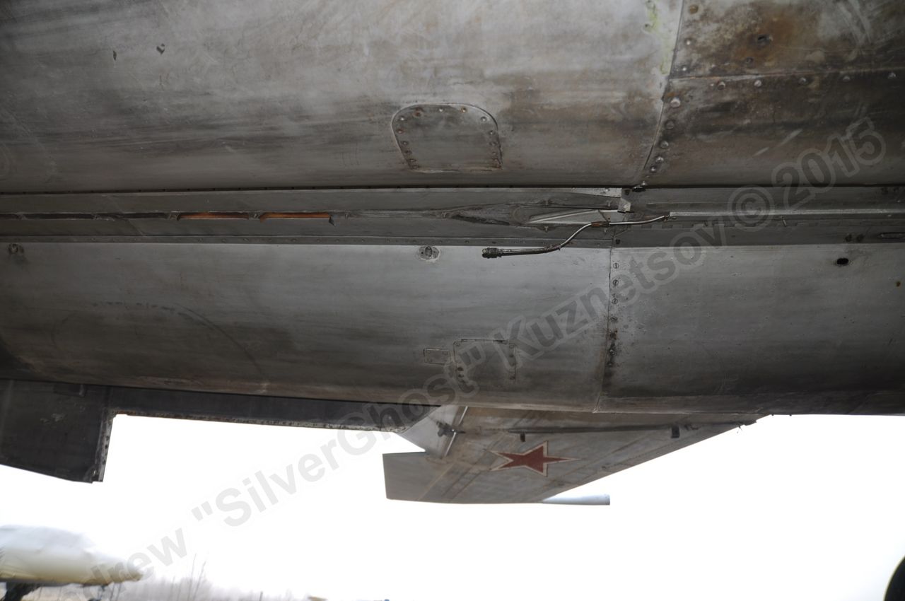 MiG-25PU_undercarriage_0254.jpg