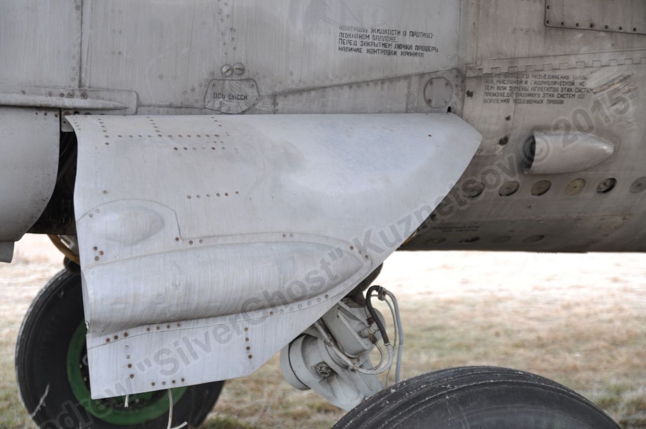 MiG-25PU_undercarriage_0273.jpg