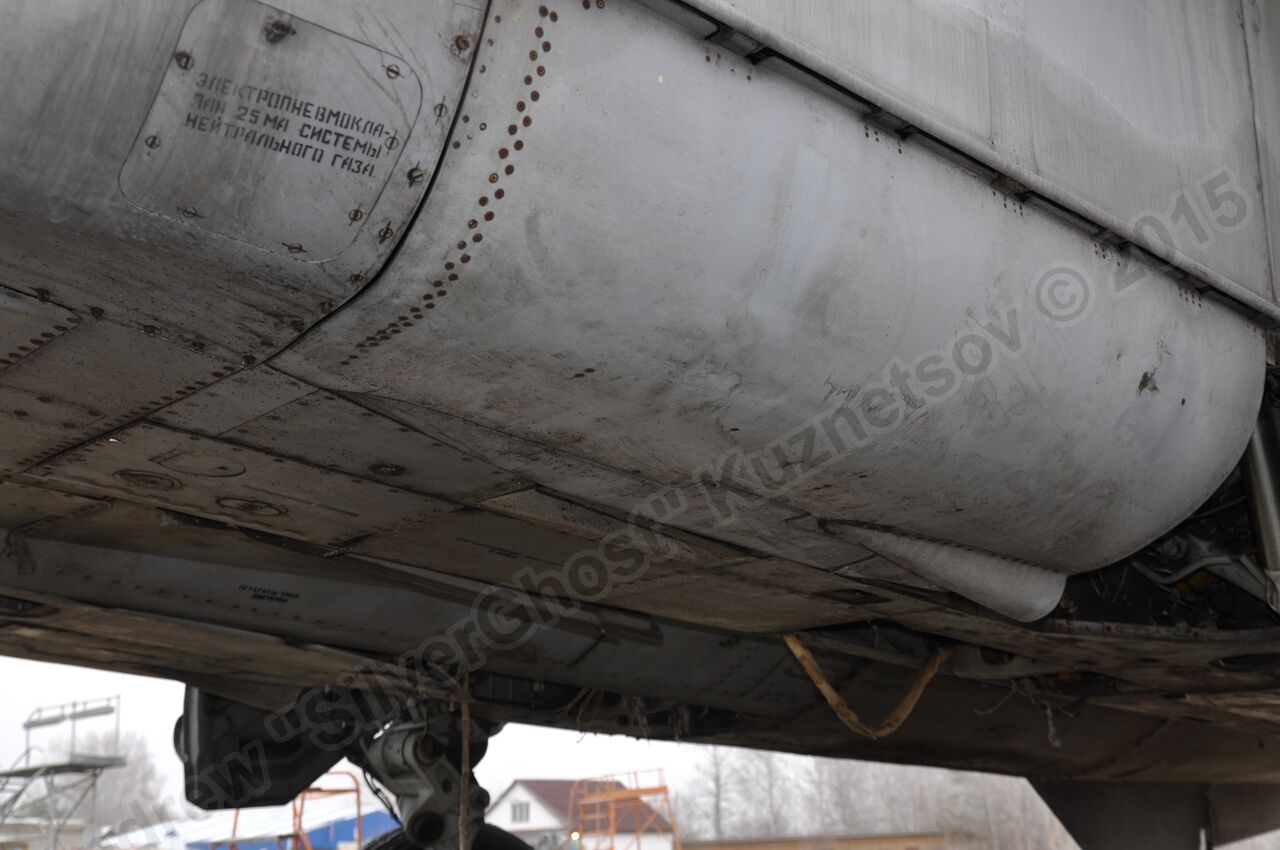 MiG-25PU_undercarriage_0279.jpg