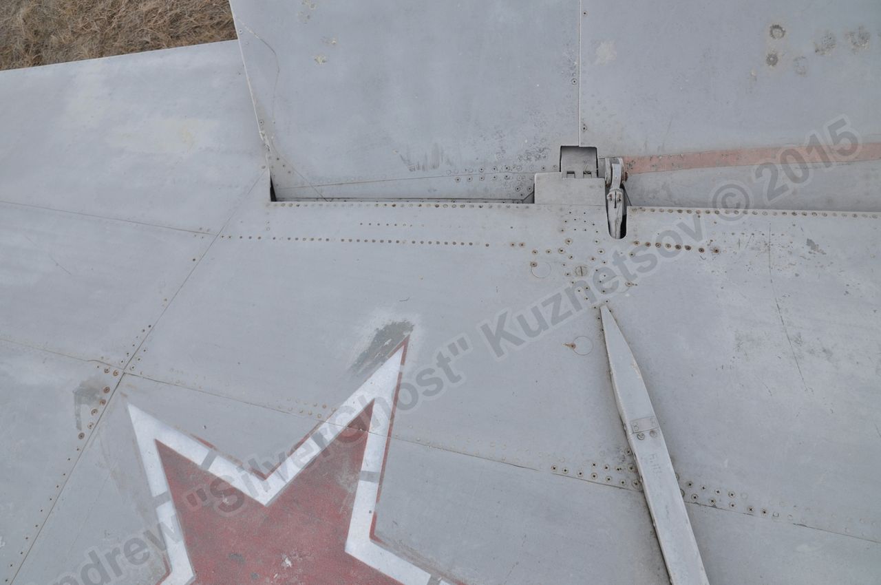 MiG-25PU_wing_0036.jpg