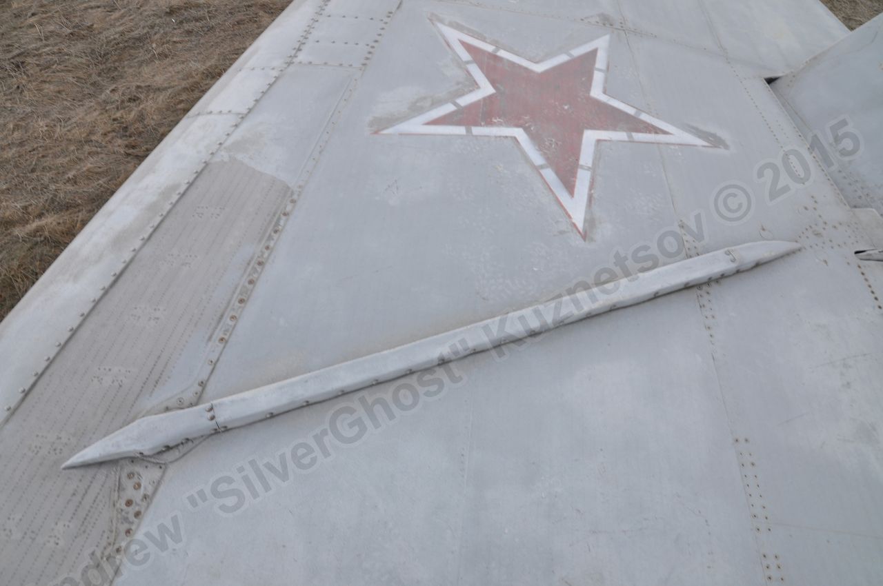 MiG-25PU_wing_0045.jpg