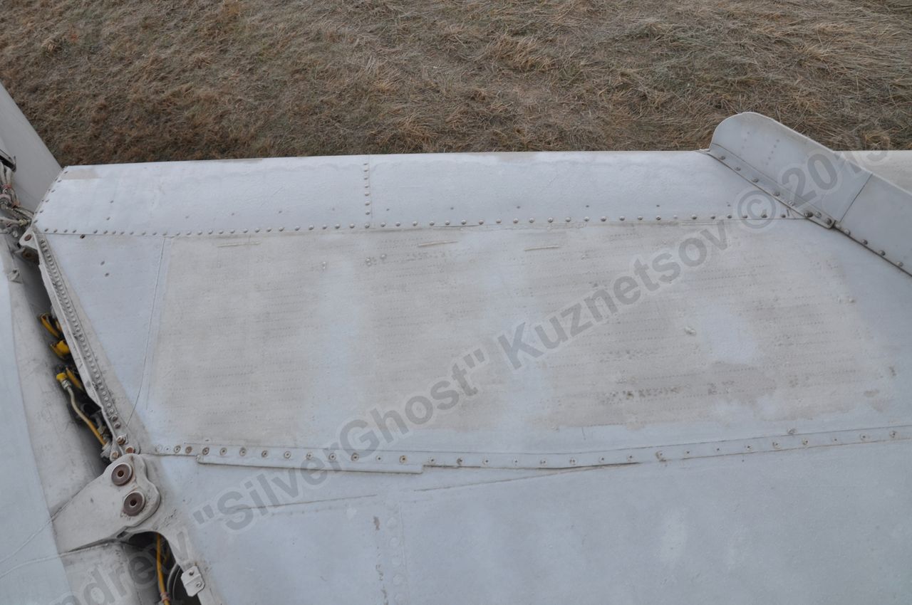 MiG-25PU_wing_0048.jpg