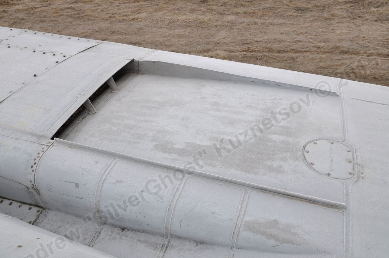 MiG-25PU_wing_0186.jpg
