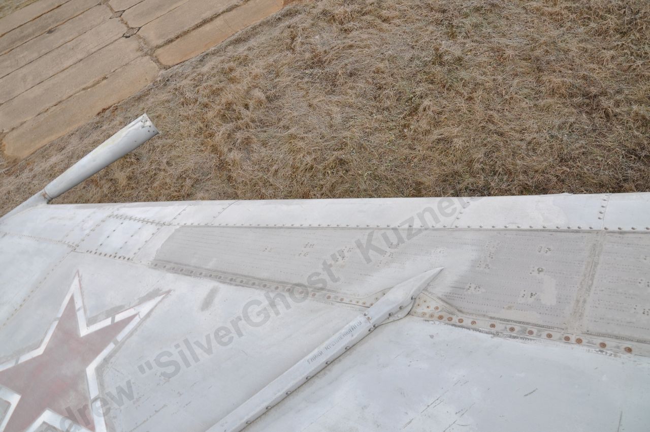 MiG-25PU_wing_0245.jpg