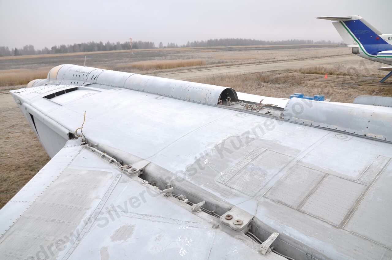 MiG-25PU_wing_0263.jpg
