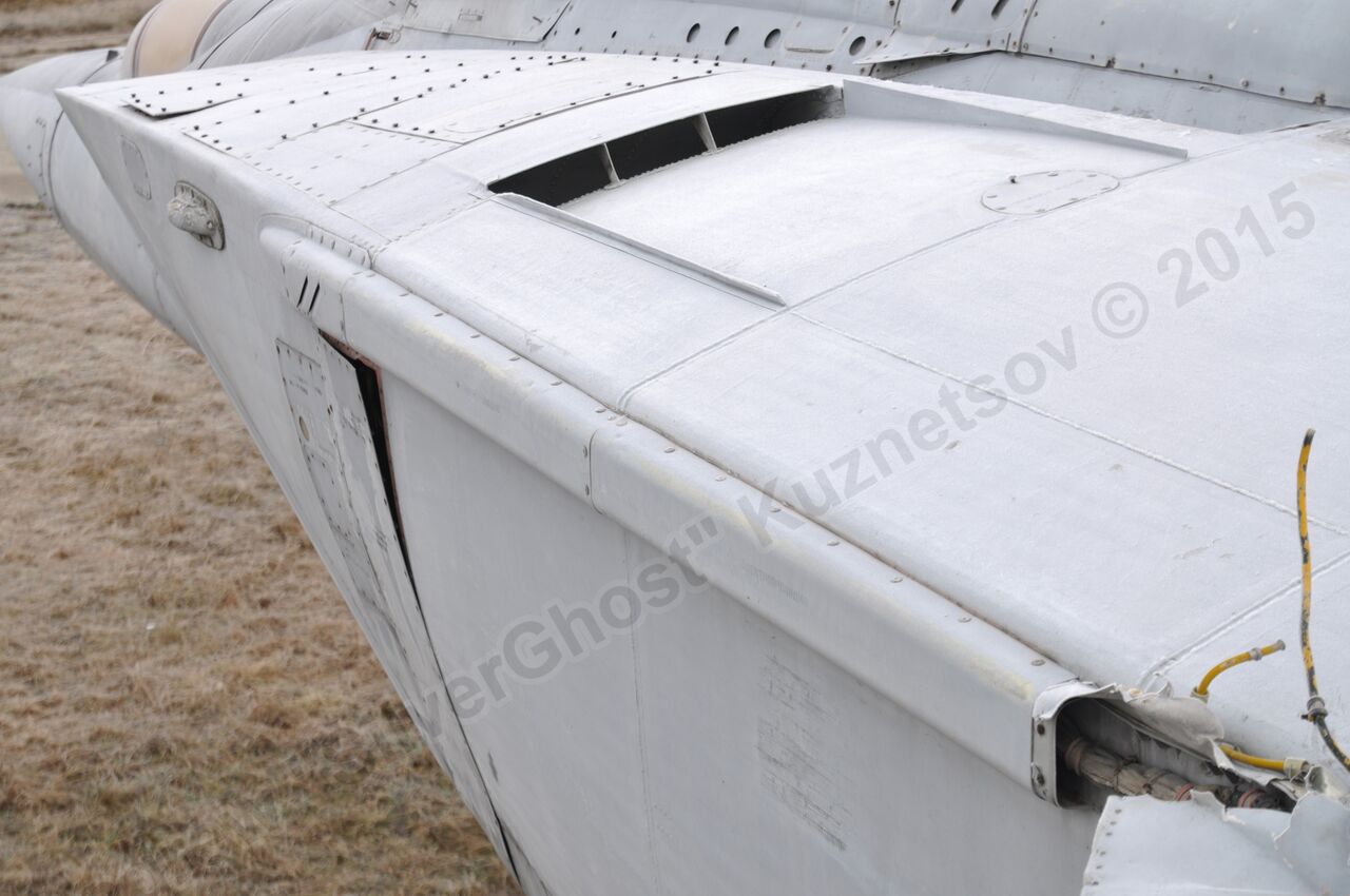 MiG-25PU_wing_0265.jpg