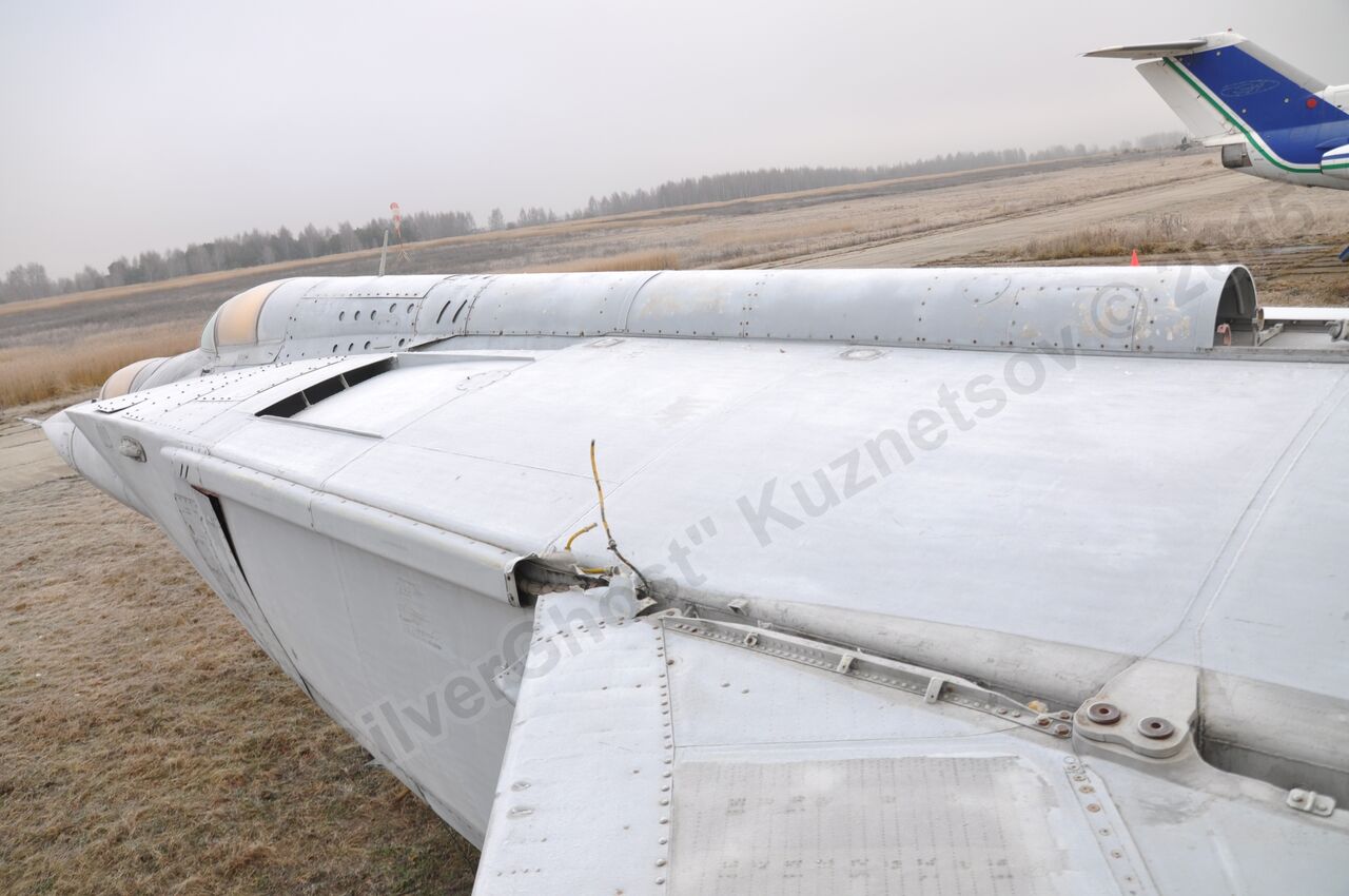 MiG-25PU_wing_0266.jpg