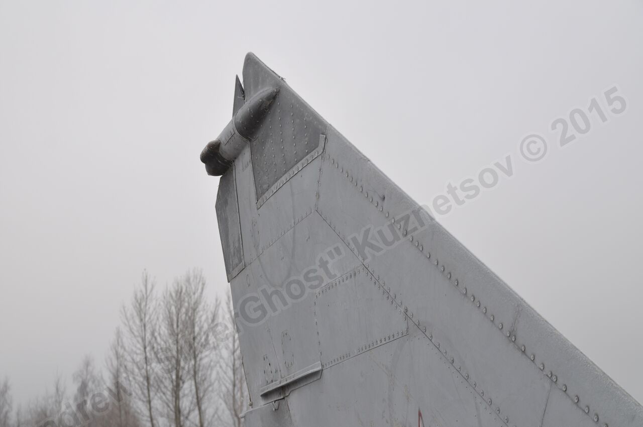 MiG-25PU_wing_0276.jpg