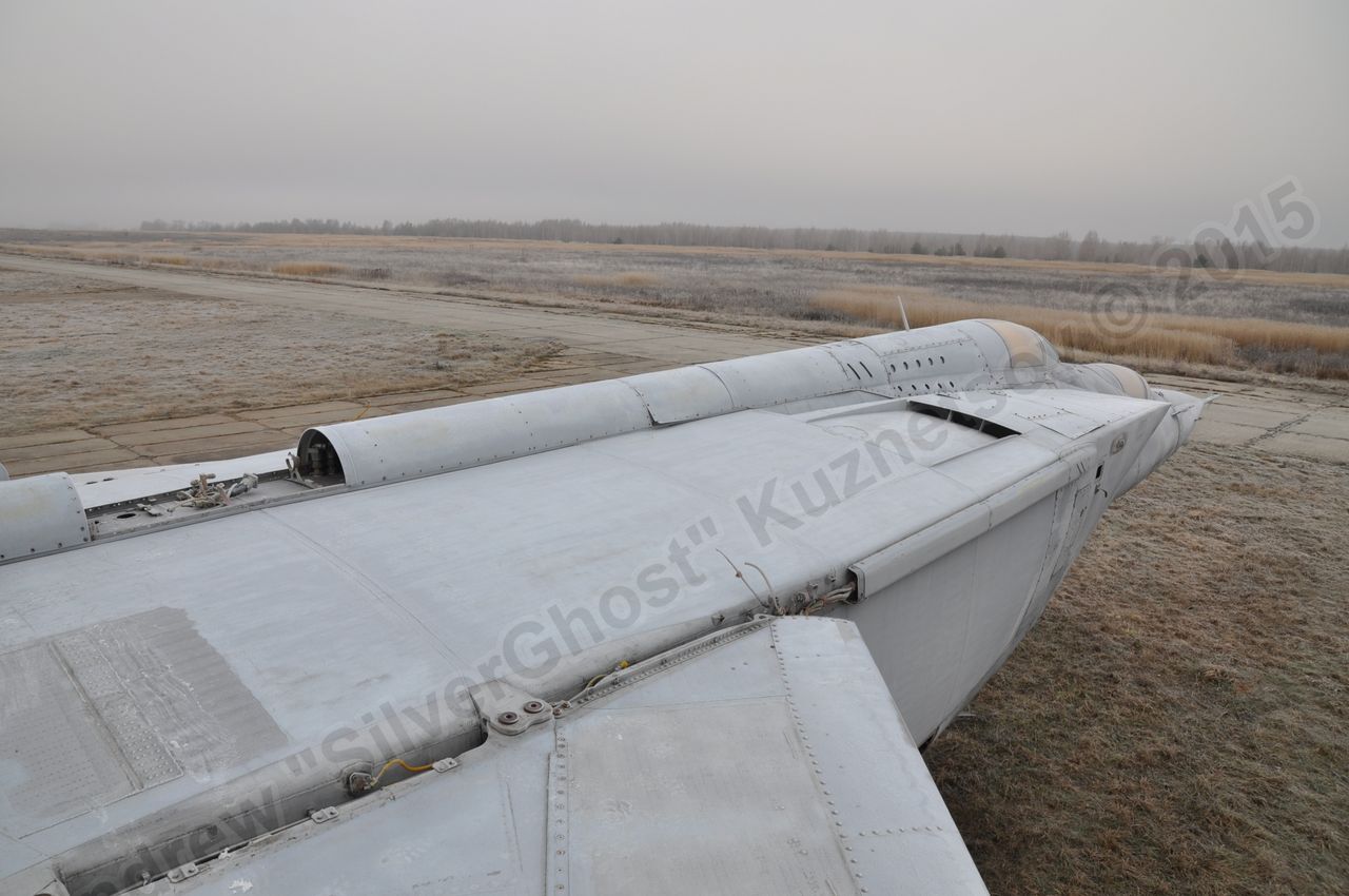 MiG-25PU_wing_0286.jpg