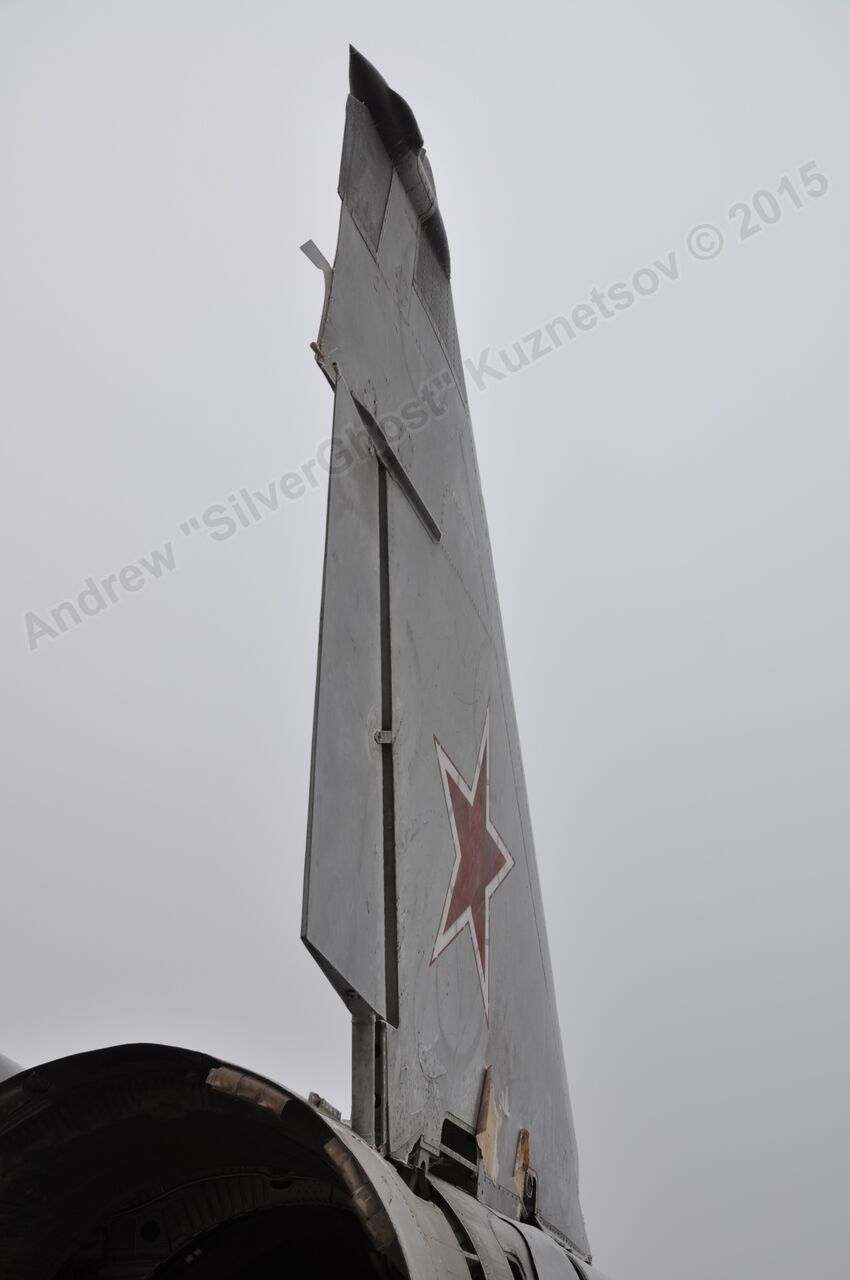 MiG-25PU_wing_0289.jpg