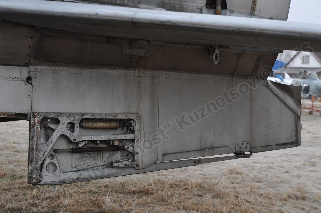 MiG-25PU_fuselage_0216.jpg