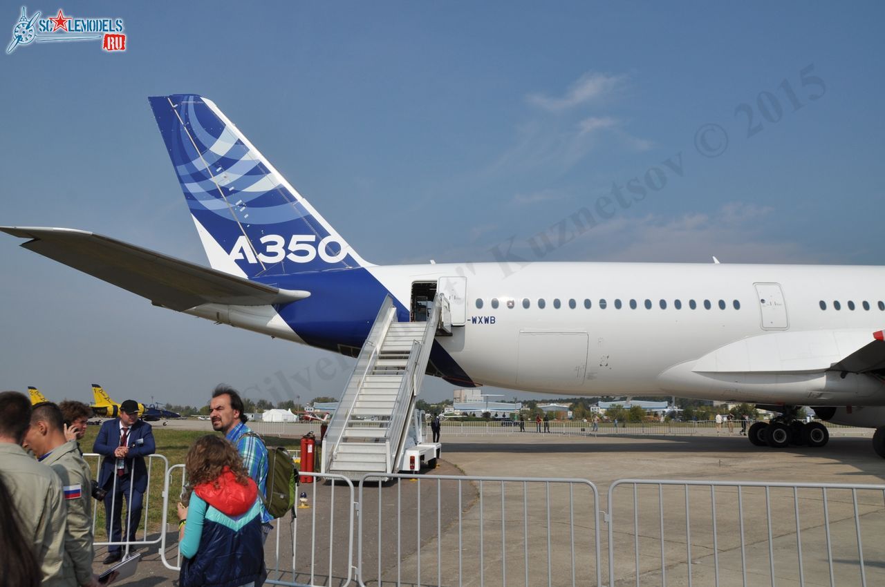 Airbus_A350XWB_F-WXWB_200.jpg