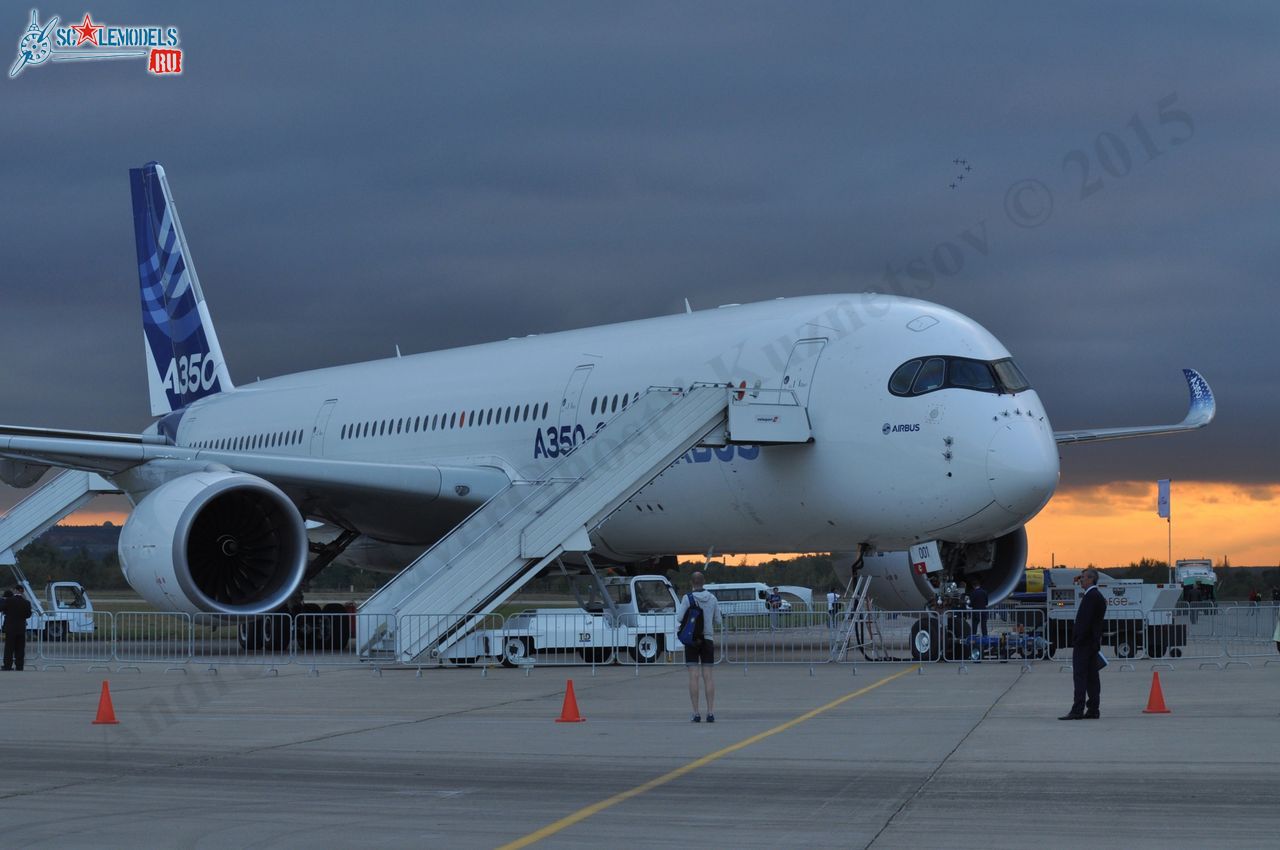 Airbus_A350XWB_F-WXWB_215.jpg