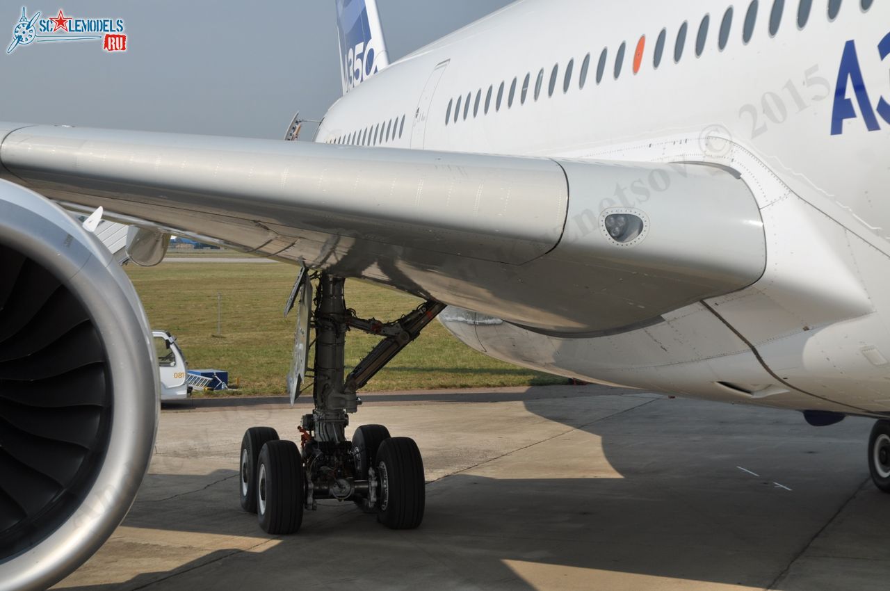 Airbus_A350XWB_F-WXWB_64.jpg