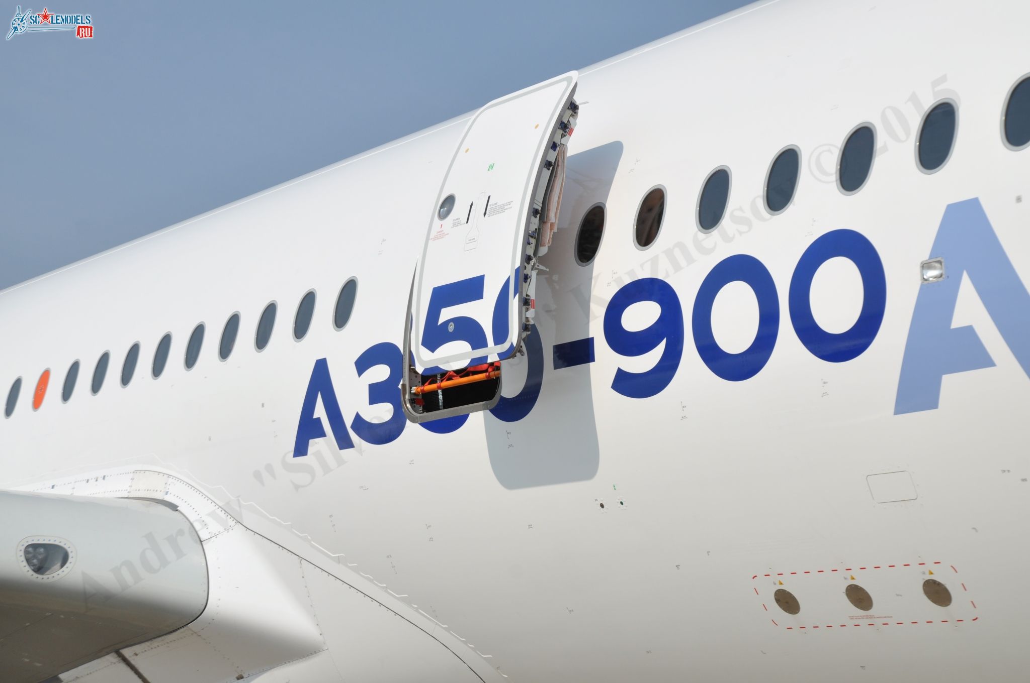 Airbus_A350XWB_F-WXWB_62.jpg