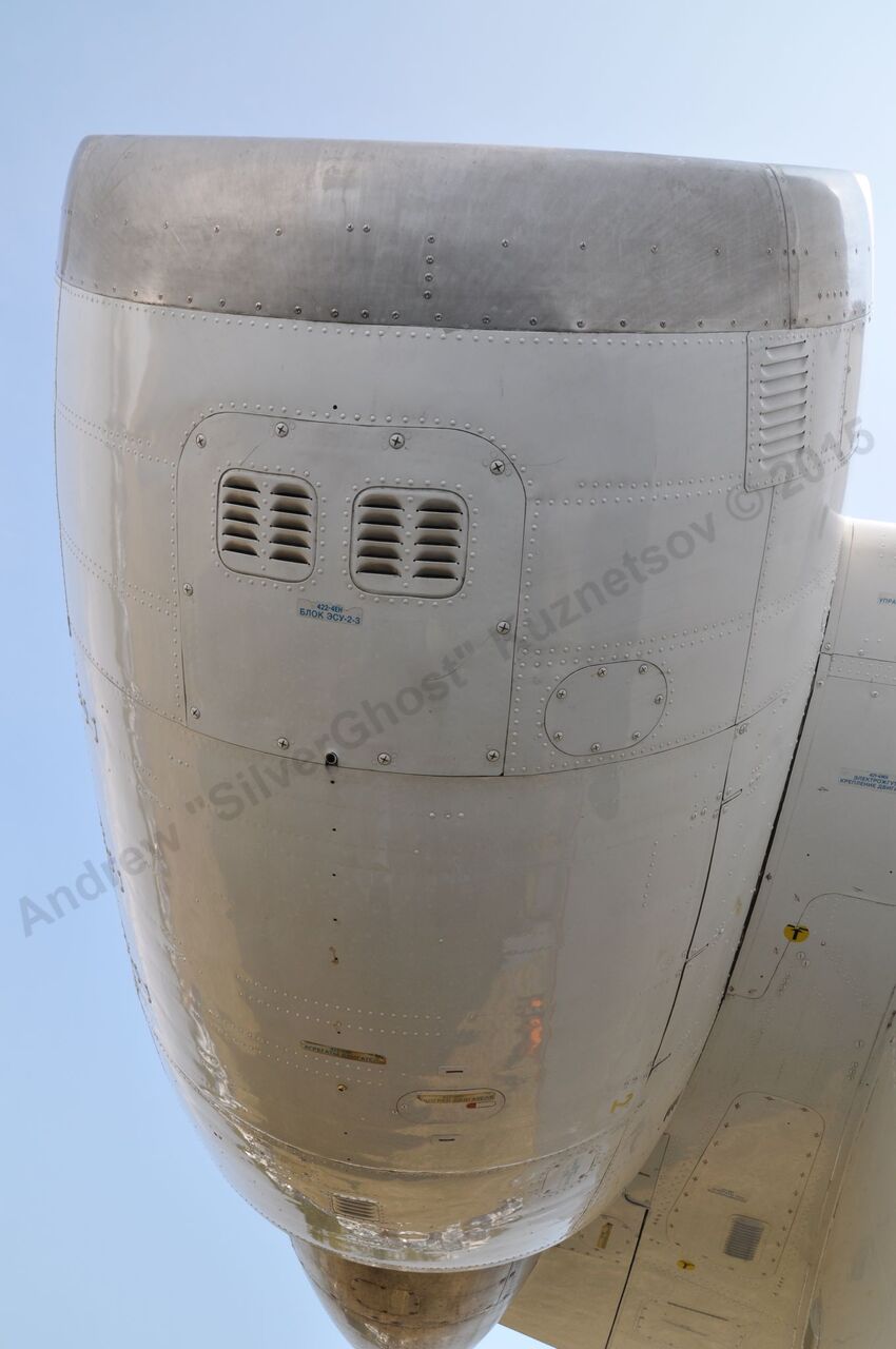 Yak-42LL_162.jpg
