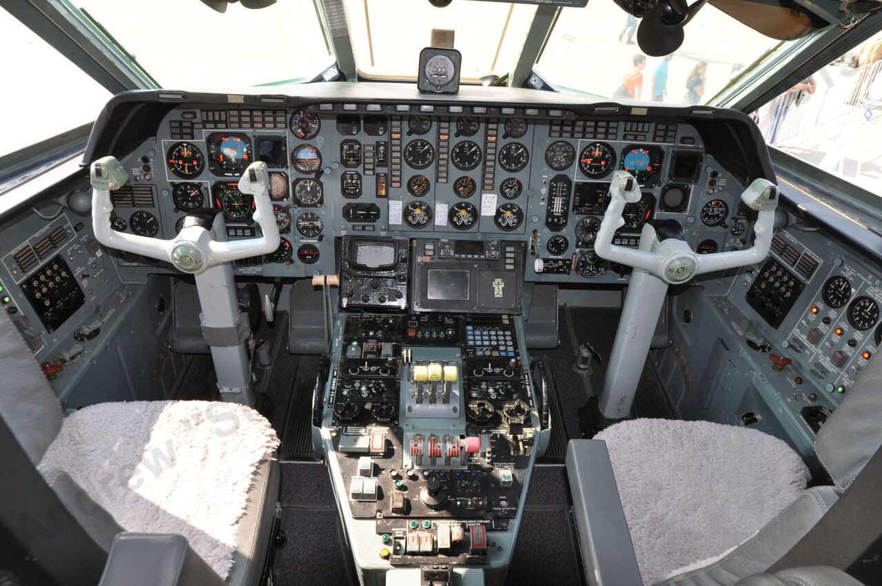Yak-42LL_200.jpg