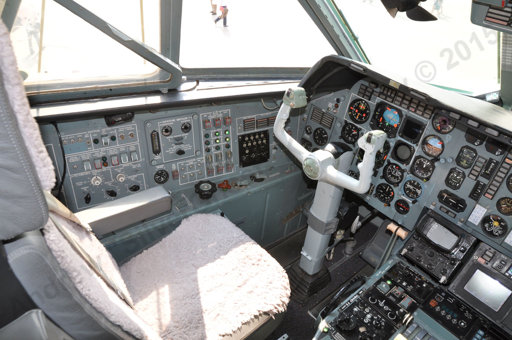 Yak-42LL_201.jpg