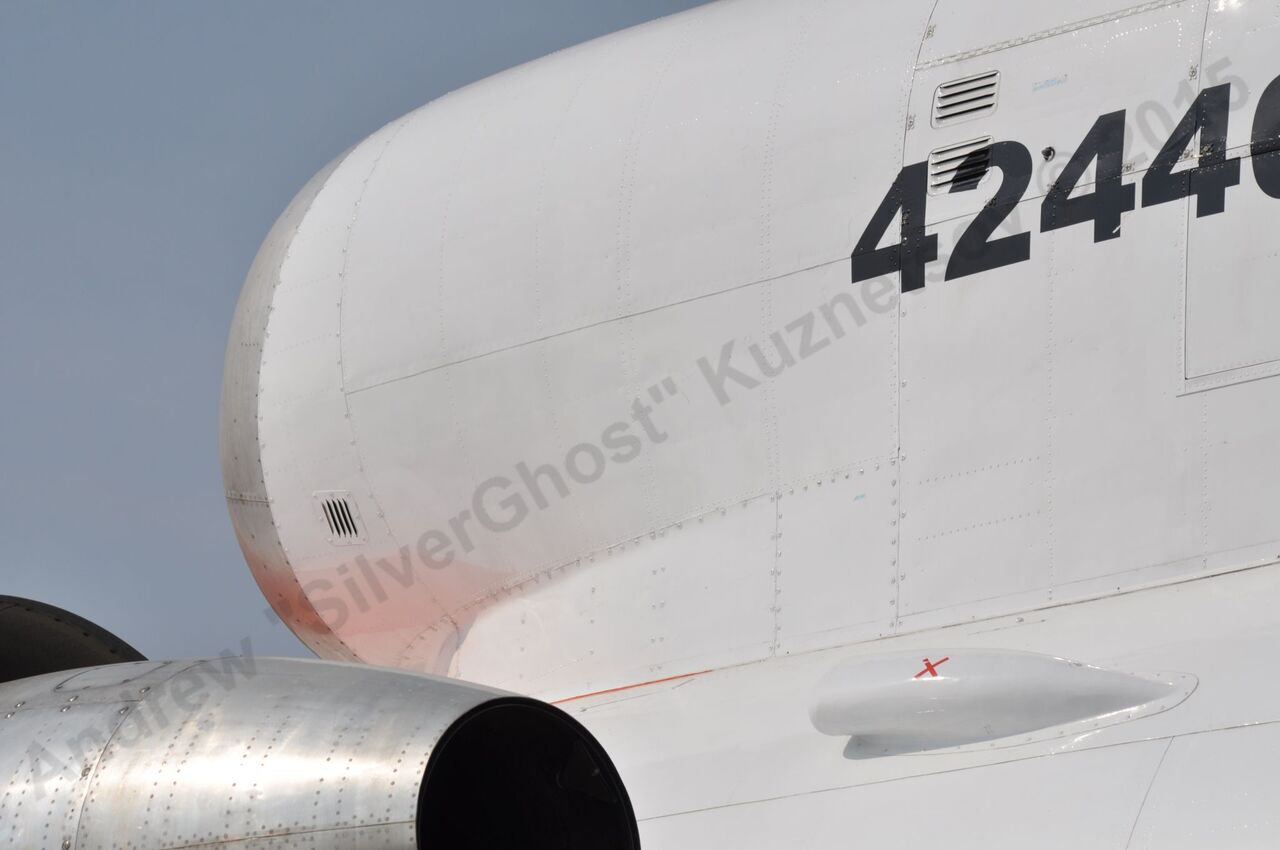 Yak-42LL_264.jpg