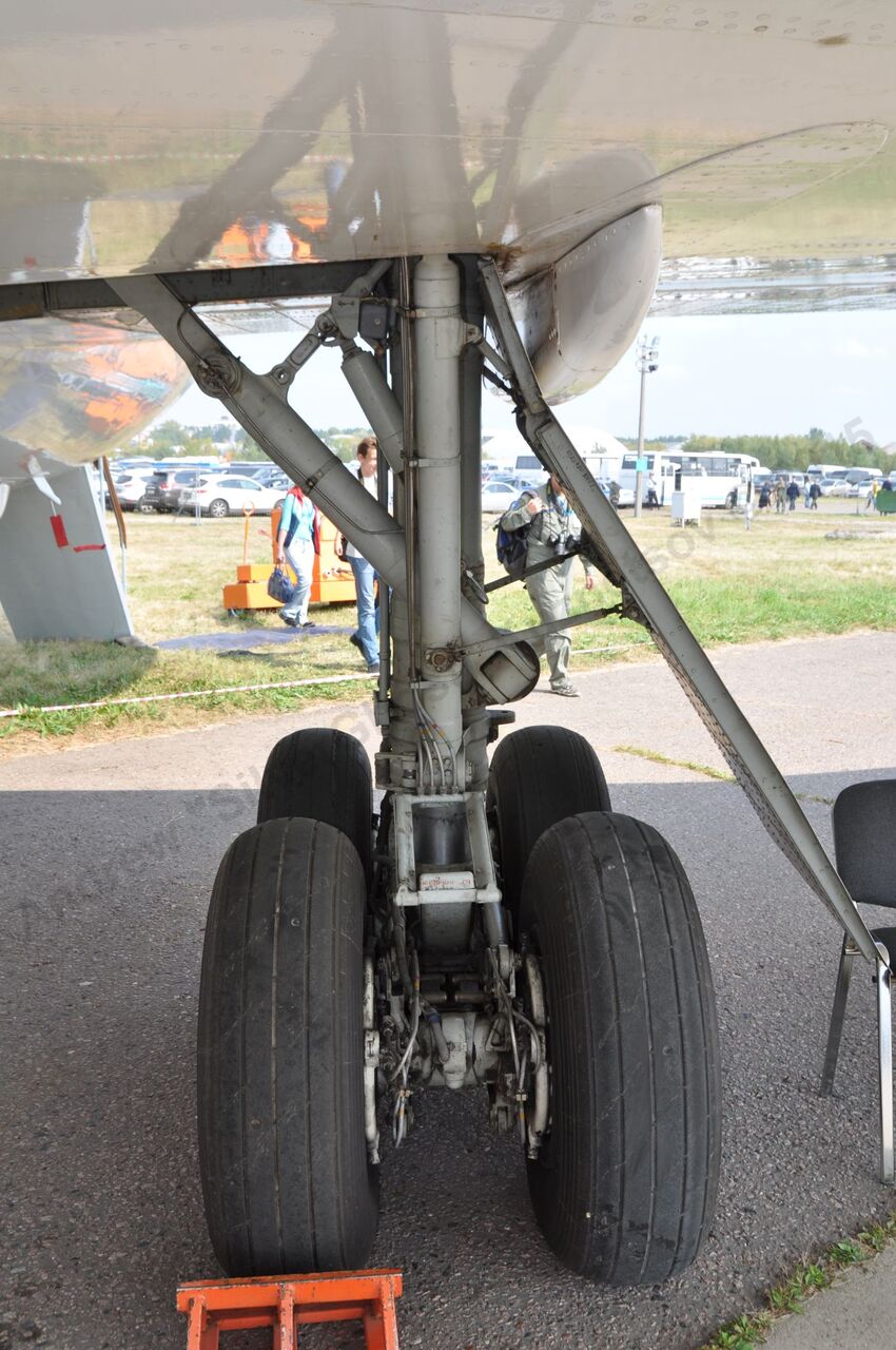 Yak-42LL_321.jpg