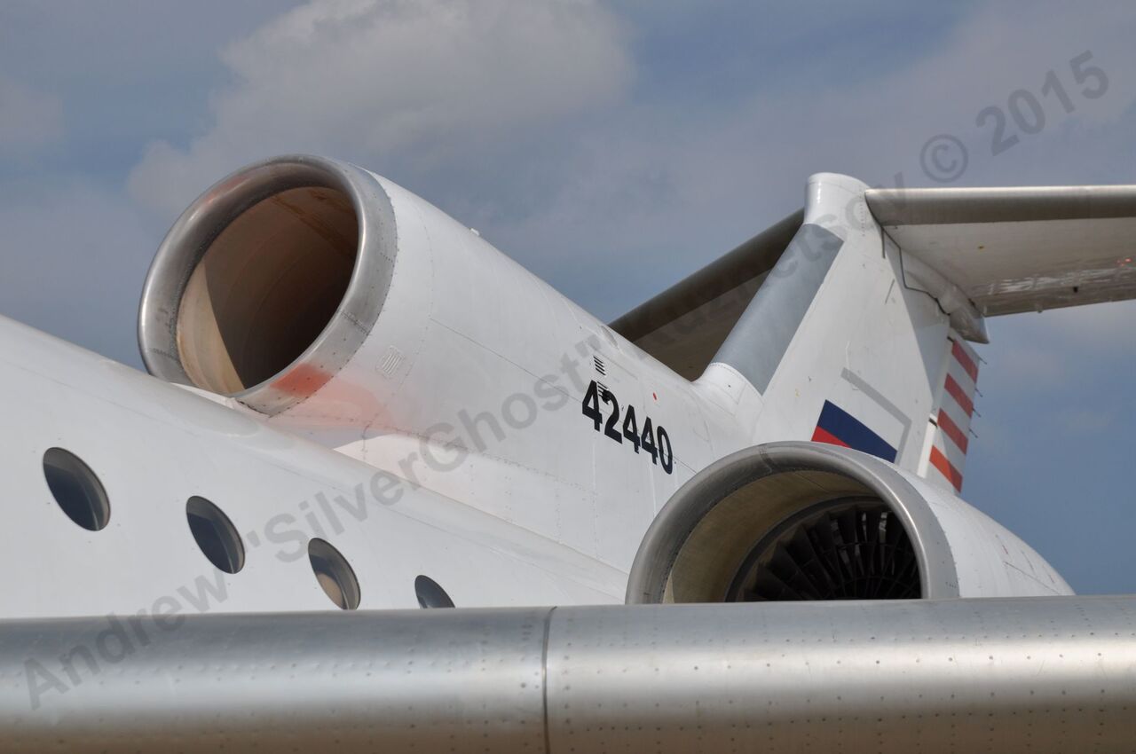 Yak-42LL_352.jpg