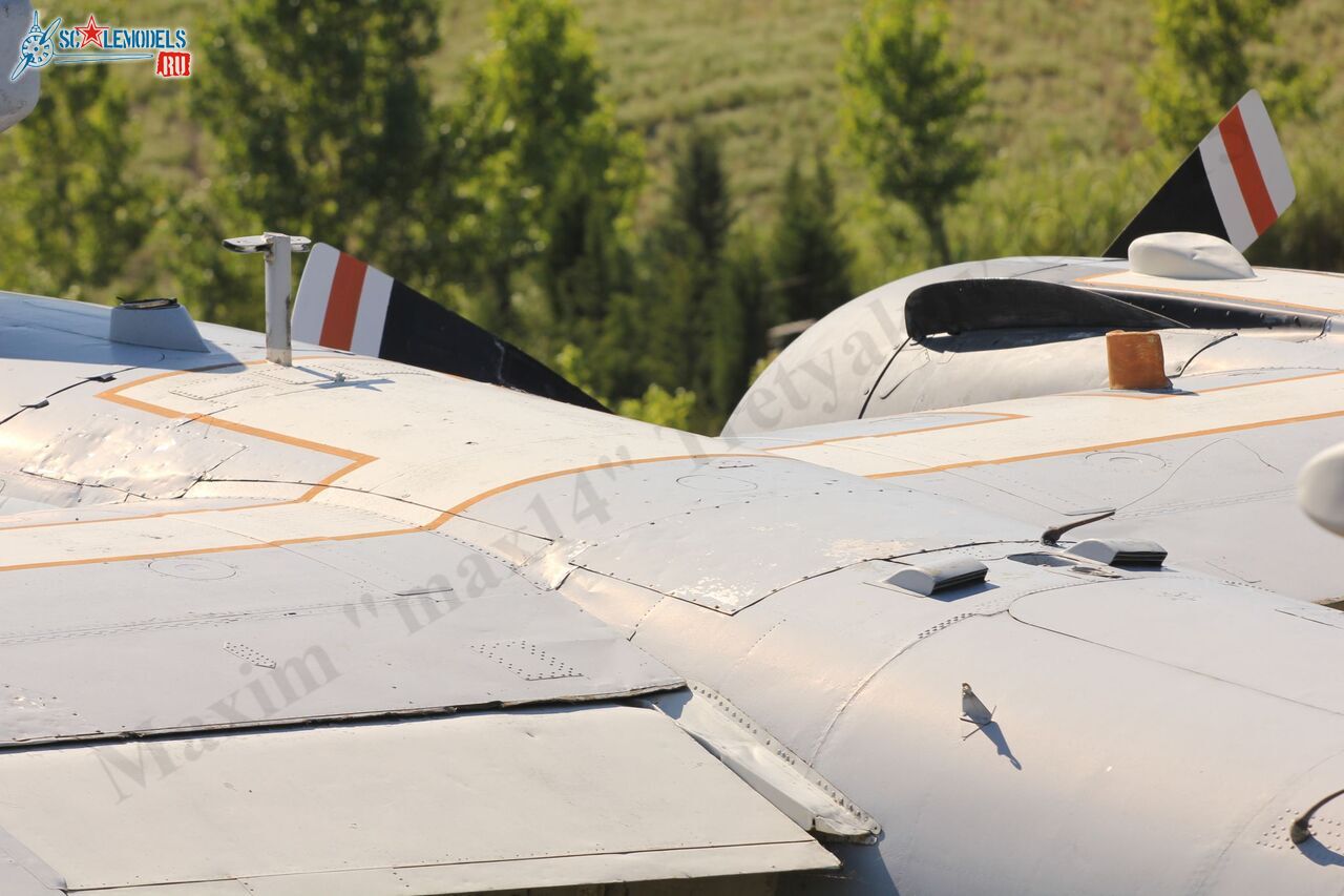Grumman_S-2F_Tracker_10.jpg