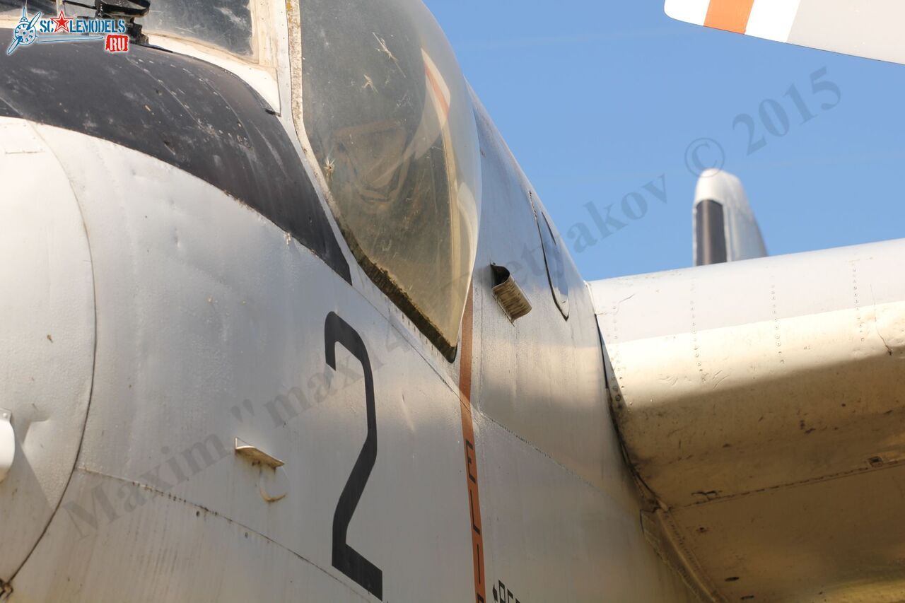 Grumman_S-2F_Tracker_106.jpg