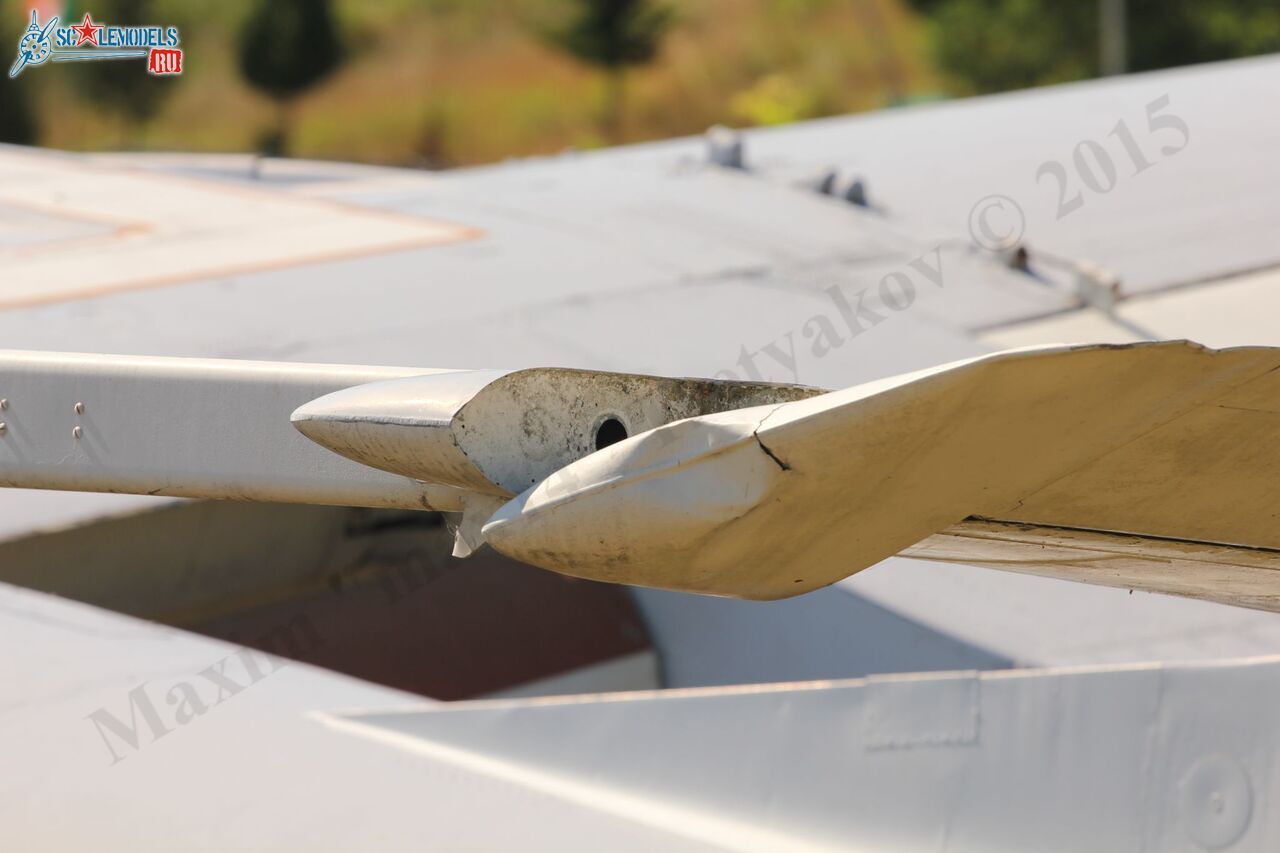Grumman_S-2F_Tracker_19.jpg