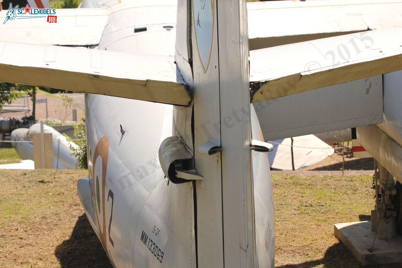 Grumman_S-2F_Tracker_29.jpg