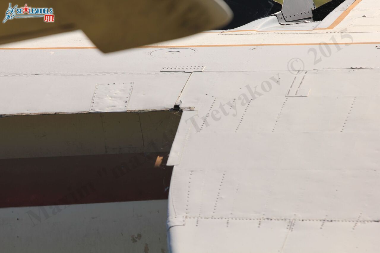 Grumman_S-2F_Tracker_44.jpg