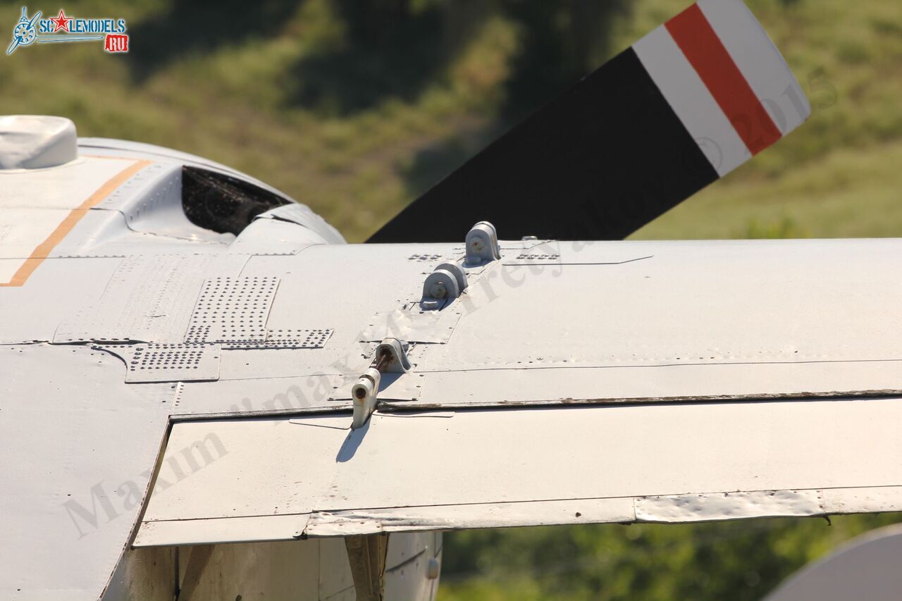 Grumman_S-2F_Tracker_46.jpg
