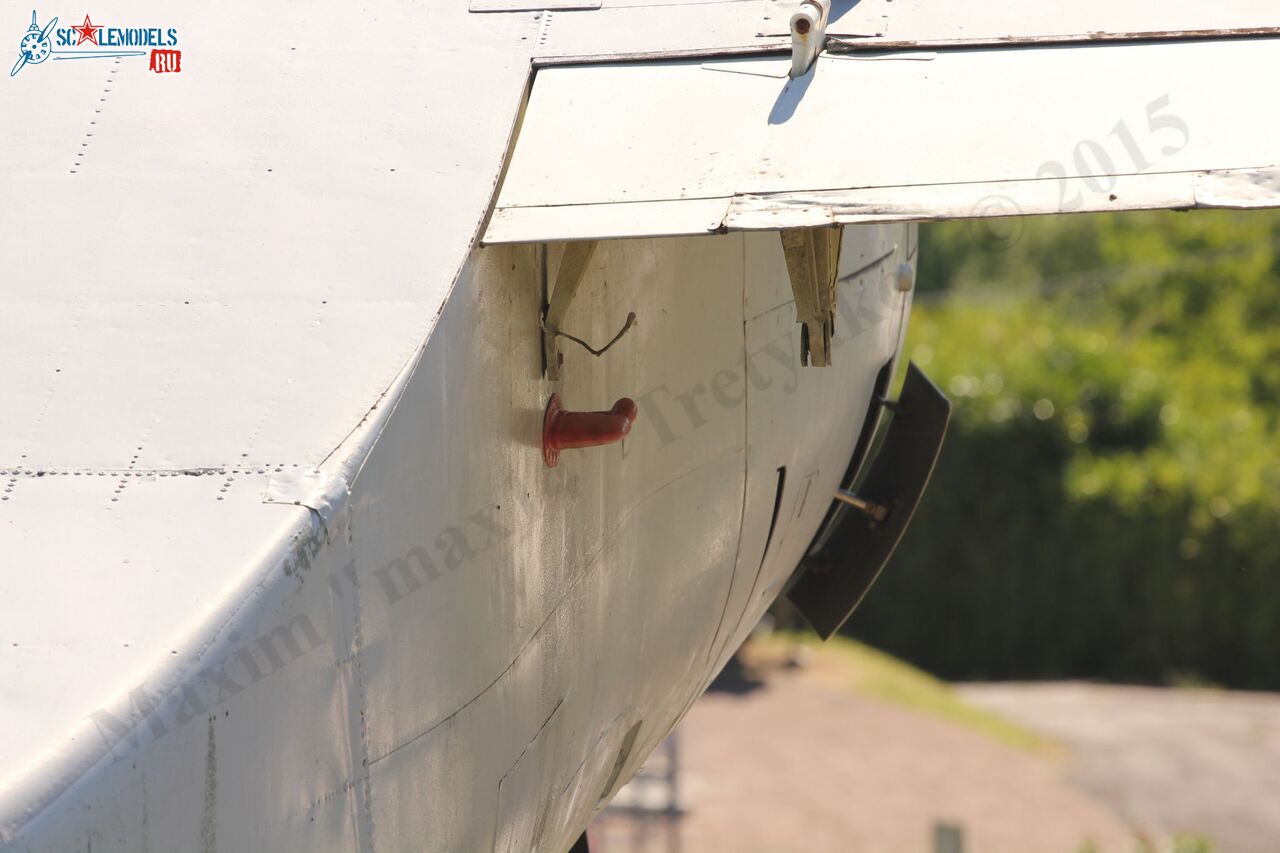 Grumman_S-2F_Tracker_47.jpg