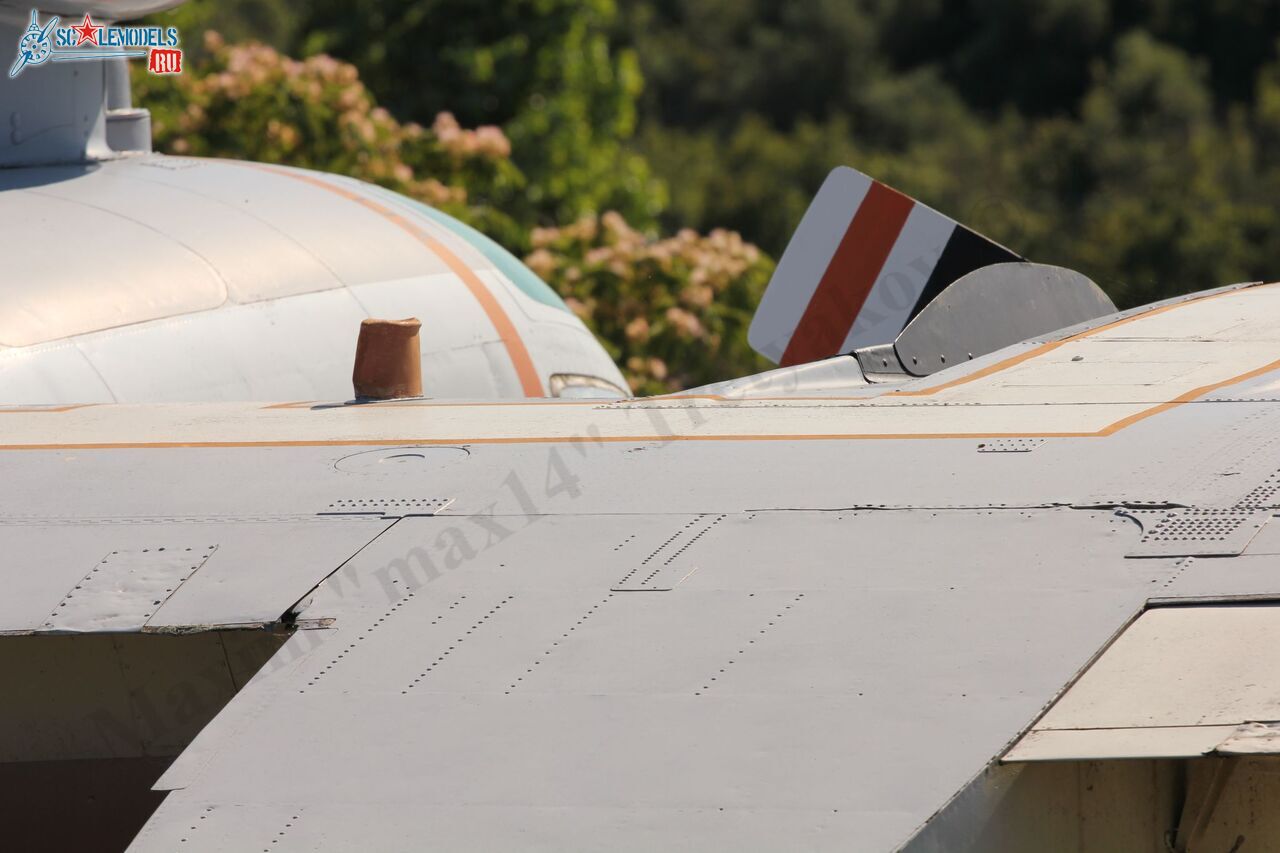 Grumman_S-2F_Tracker_59.jpg