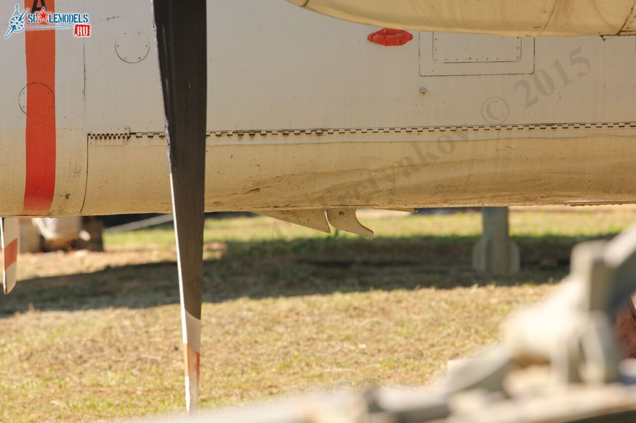 Grumman_S-2F_Tracker_85.jpg