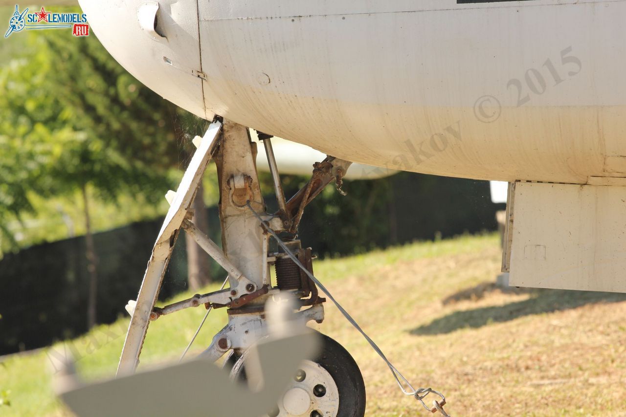 Grumman_S-2F_Tracker_86.jpg