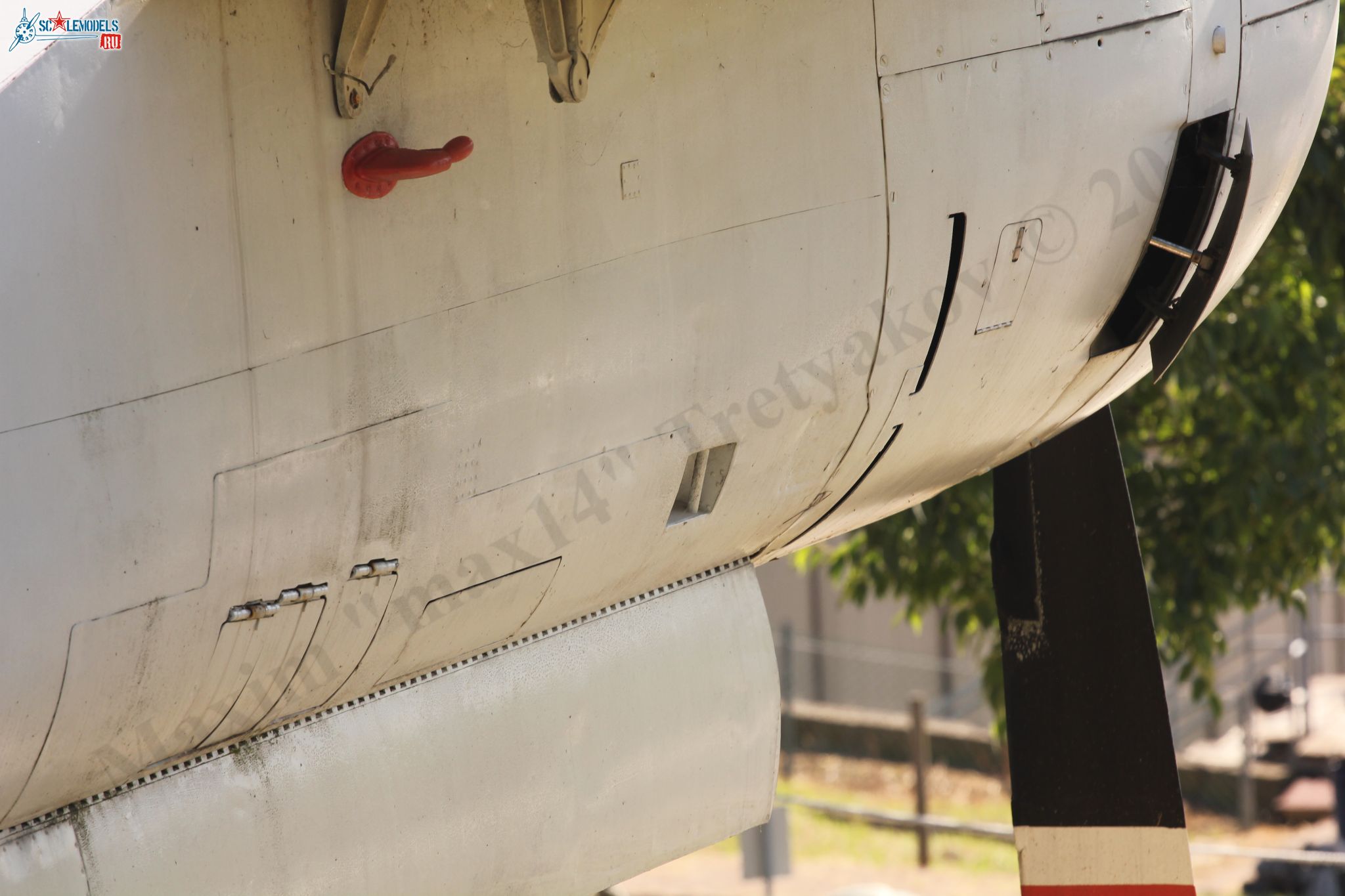 Grumman_S-2F_Tracker_63.jpg