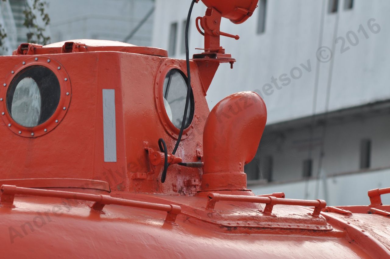 Closed_safety_boat_18.jpg