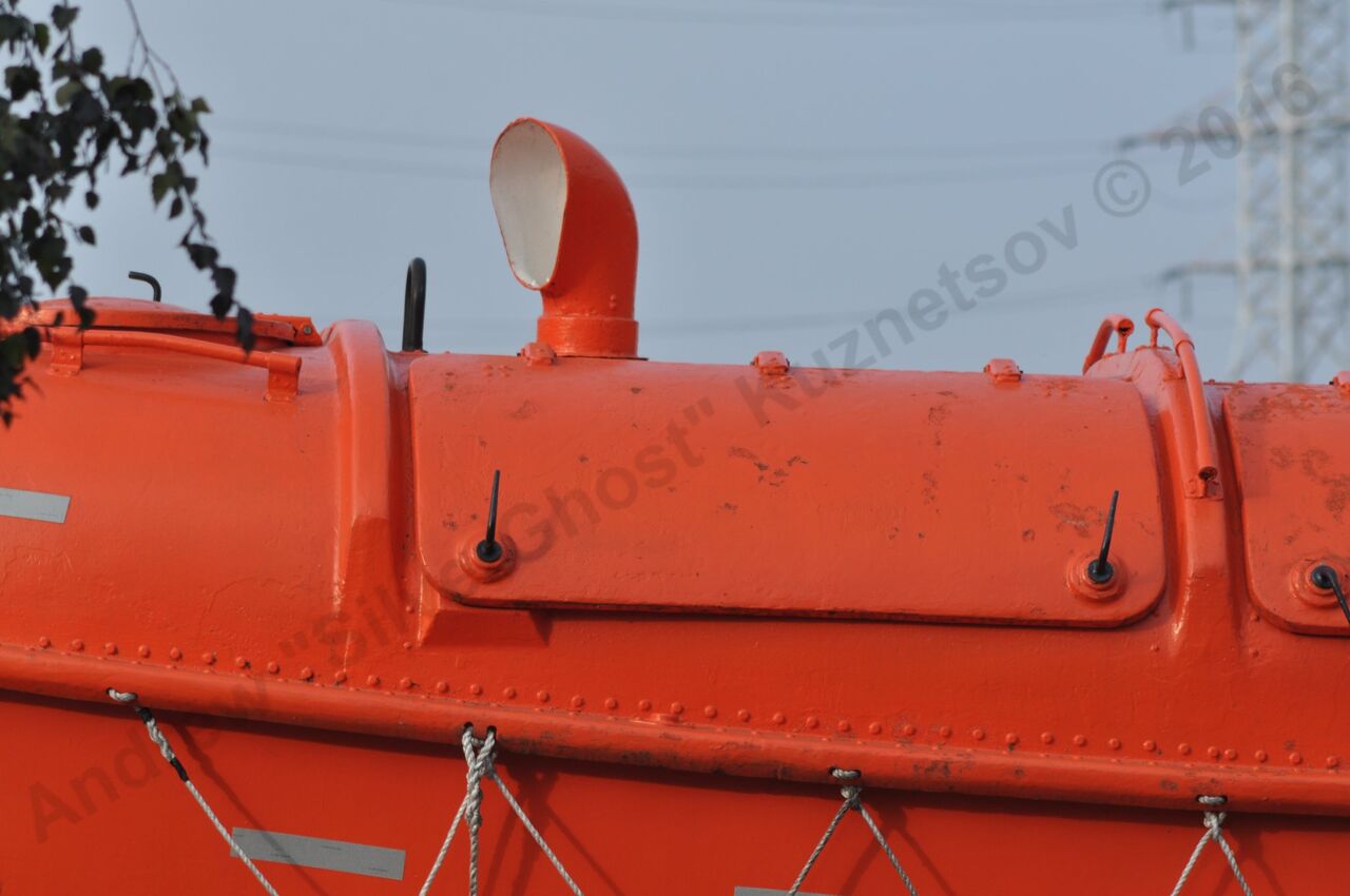 Closed_safety_boat_4.jpg