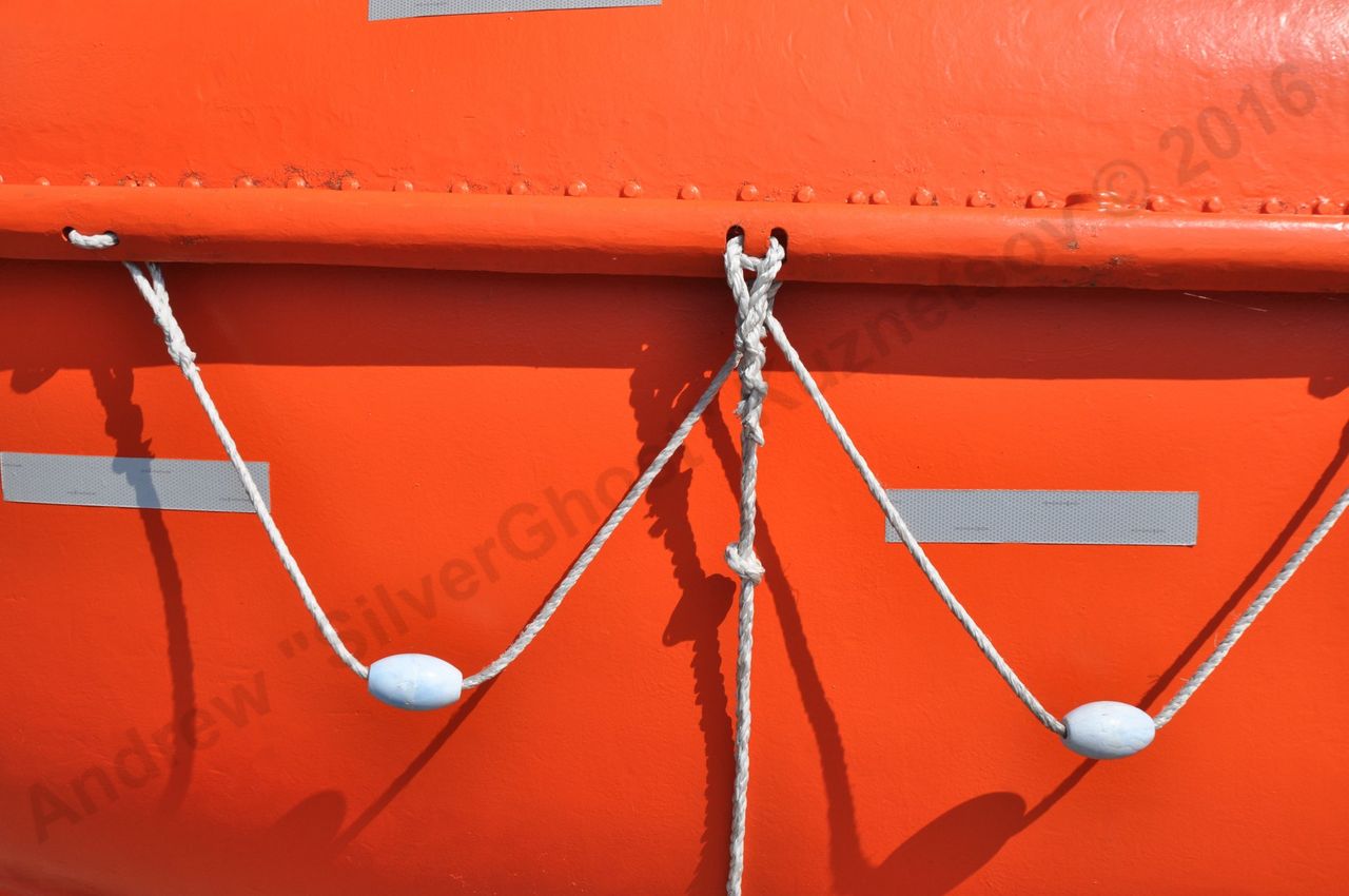 Closed_safety_boat_46.jpg