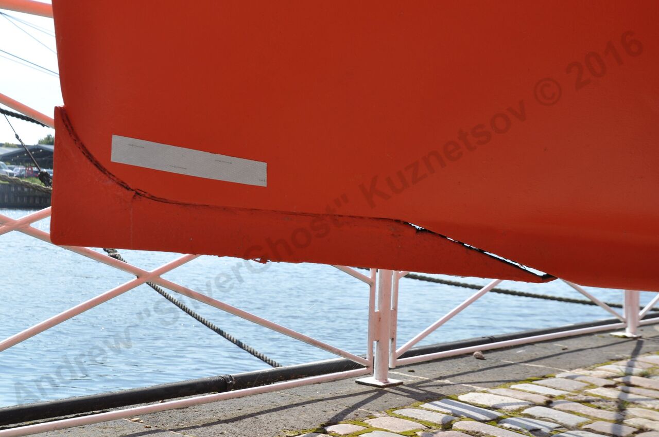 Closed_safety_boat_85.jpg