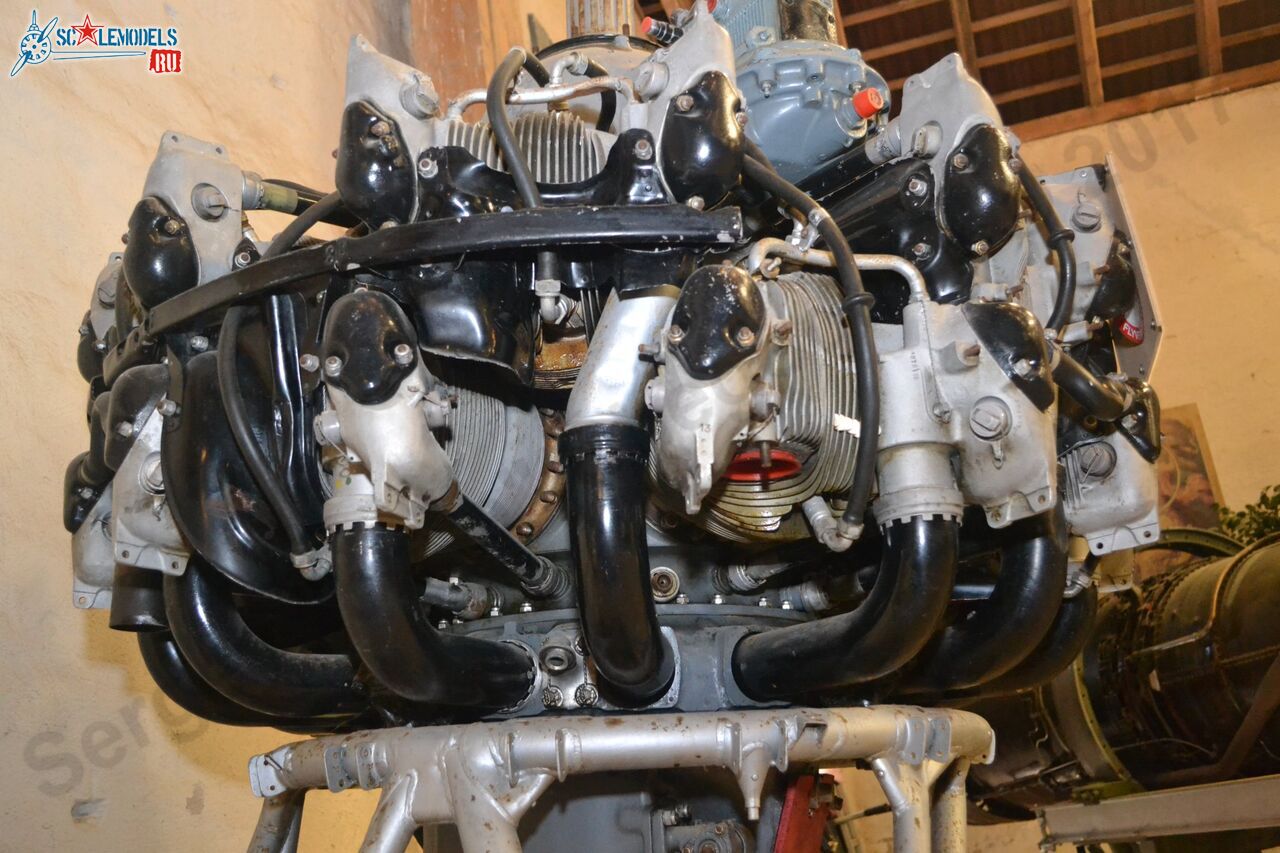 Pratt-Whitney_R-2000-7_6.jpg